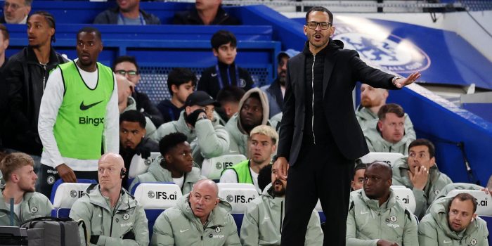 El entrenador del Chelsea, Liam Rosenior, durante el partido de Premier League ante el Manchester United el pasado sábado 18. EFE/EPA/ANDY RAIN EDITORIAL USE ONLY. No use with unauthorized audio, video, data, fixture lists, club/league logos, 'live' services or NFTs. Online in-match use limited to 120 images, no video emulation. No use in betting, games or single club/league/player publications.