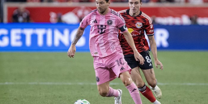 Lionel Messi de Inter Miami controla el balón en un partido de la Major League Soccer entre New York Red Bulls e Inter Miami CF en el estadio Red Bull Arena de New Jersey (EE.UU.). EFE/ Angel Colmenares