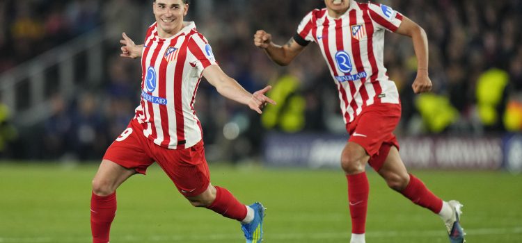 El delantero del Atlético de Madrid, Julián Álvarez (i), tras conseguir el primer gol del equipo rojiblanco durante el encuentro correspondiente a la ida de los cuartos de final de la Liga de Campeones que disputaron FC Barcelona y Atlético de Madrid en el estadio Camp Nou, en Barcelona. EFE / Siu Wu.