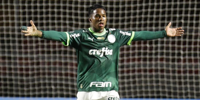 Endrick Felipe, del Palmeiras de Brasil, fue registrado este jueves, 20 de abril, al celebrar un gol que le anotó al Cerro Porteño de Paraguay, durante un partido del grupo C de la Copa Libertadores, en el estadio Morumbi, en Sao Paulo (Brasil). EFE/Sebastiao Moreira