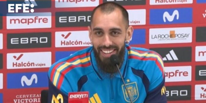 Video-La maleta de Borja Iglesias para el Mundial: café de filtro, cámara de fotos y Mario Kart
