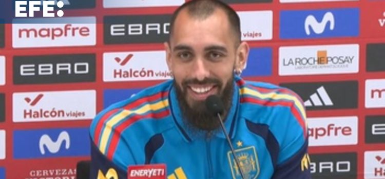 Video-La maleta de Borja Iglesias para el Mundial: café de filtro, cámara de fotos y Mario Kart
