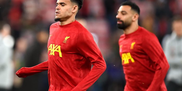 El delantero colombiano Luis Diaz (i) y el egipcio Mohamed Salah en Liverpool, Reino Unido. EFE/EPA/PETER POWELL