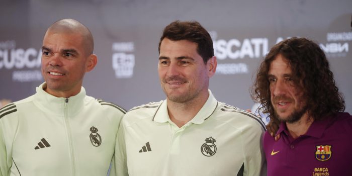 Los exjugadores Pepe (i), Iker Casillas (c) y Carles Puyol participan en una rueda de prensa este viernes, en San Salvador (El Salvador). EFE/Rodrigo Sura