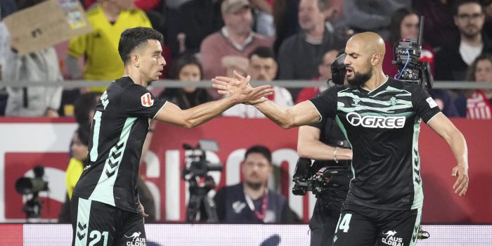 El centrocampista del Betis Marc Roca (i) celebra tras anotar el primer gol del equipo este martes, durante el partido de la jornada 33 de LaLiga EA Sports que disputan el Girona FC y el Real Betis en el Estadio Montilivi. EFE/ David Borrat