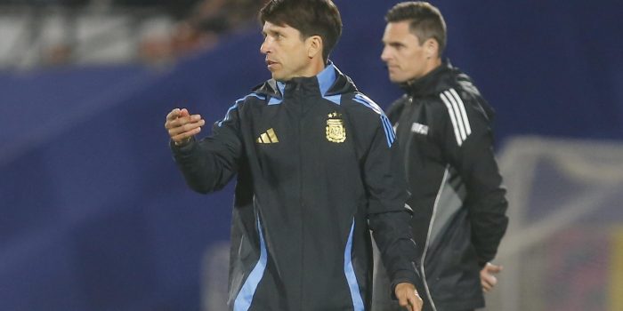 El entrenador de Argentina, Diego Placente, reacciona este miércoles en un partido de las semifinales de la Copa del Mundo Sub-20 ante Colombia en el estadio Nacional de Santiago de Chile. EFE/ Esteban Garay