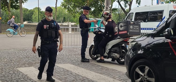 Foto de archivo del 18 de julio de 2024. Policías paran el tráfico y a peatones en las inmediaciones del río Sena en París. EFE/ Edgar Sapiña Manchado