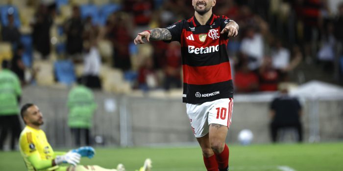 Giorgian De Arrascaeta, de Flamengo, celebra un gol en un partido de la fase de grupos de la Copa Libertadores entre Flamengo e Independiente Medellín en el estadio Maracaná en Río de Janeiro (Brasil). EFE/Antonio Lacerda