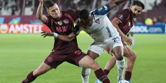 Tomas Guidara (i), de Lanús disputa un balón con Yerlin Quiñónez, de Liga de Quito, en un partido de la fase de grupos de la Copa Libertadores entre Lanús y Liga de Quito en el Estadio Ciudad de Lanús, en Lanús (Argentina). EFE/Adán González