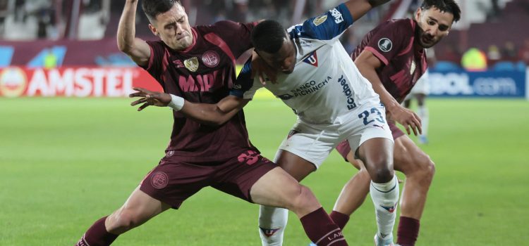 Tomas Guidara (i), de Lanús disputa un balón con Yerlin Quiñónez, de Liga de Quito, en un partido de la fase de grupos de la Copa Libertadores entre Lanús y Liga de Quito en el Estadio Ciudad de Lanús, en Lanús (Argentina). EFE/Adán González