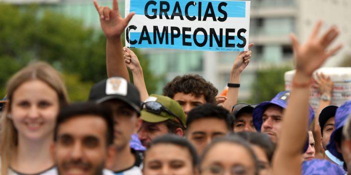 Un hincha de Argentina sostiene un cartel hoy, antes del partido amistoso ante Panamá, en Buenos Aires (Argentina). EFE/Enrique García Medina