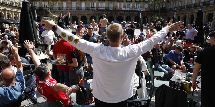 alt Continúa la llegada masiva de hinchas ingleses a Bilbao para disfrutar de la final europea