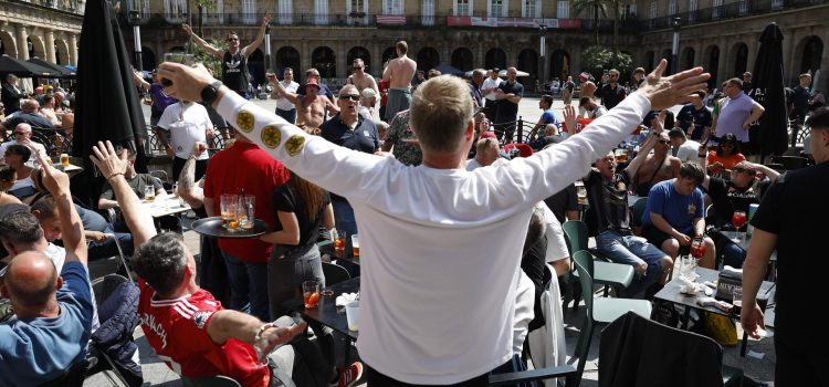 alt Continúa la llegada masiva de hinchas ingleses a Bilbao para disfrutar de la final europea