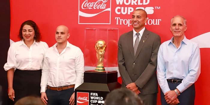 Fotografía cedida por Casa Presidencial de Honduras en la que se ve al presidente de Honduras, Nasry Asfura (d), y al exfutbolista franco-argentino David Trezeguet (2-d) posando junto al trofeo original de la Copa Mundial de la FIFA en Tegucigalpa (Honduras). EFE/Casa Presidencial de Honduras/SOLO USO EDITORIAL/NO VENTAS/SOLO DISPONIBLE PARA ILUSTRAR LA NOTICIA QUE ACOMPAÑA (CRÉDITO OBLIGATORIO)
