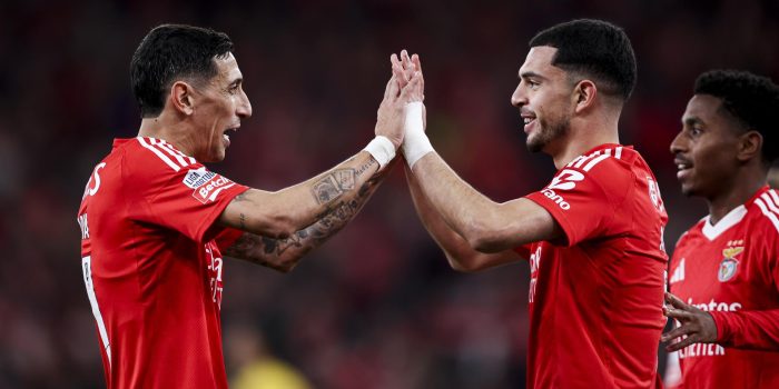 El jugador del Benfica Zeki Amdouni (d) celebra con Angel Di Maria (L) su gol durante el partido de la Liga de Portugal que han jugado SL Benfica y Estoril Praia en el estadio Da Luz Stadium en Lisboa, Portugal. EFE/EPA/FILIPE AMORIM