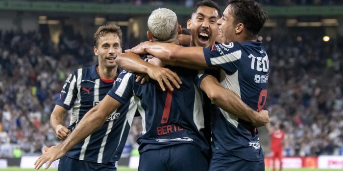 Jugadores de Monterrey celebran un gol este miércoles, durante el partido de ida de cuartos de final del Torneo Clausura 2025 de la Liga MX entre Monterrey y Toluca, en el Estadio BBVA de Monterrey (México). EFE/Miguel Sierra