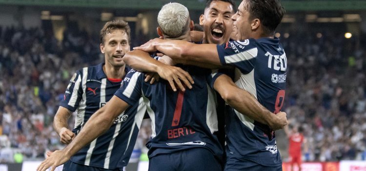 Jugadores de Monterrey celebran un gol este miércoles, durante el partido de ida de cuartos de final del Torneo Clausura 2025 de la Liga MX entre Monterrey y Toluca, en el Estadio BBVA de Monterrey (México). EFE/Miguel Sierra
