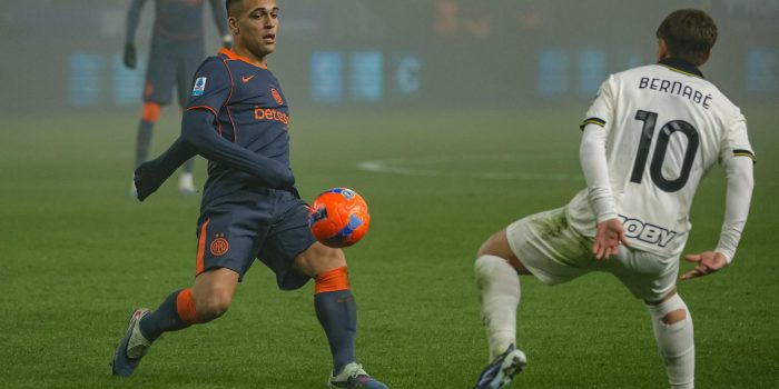 El jugador del Inter Lautaro Martinez (I) ante Adrian Bernabe (d), del Parma, durante el partido de la Serie A que han jugado Parma Calcio 1913 y FC Internazionale Milano en Parma, Italia. EFE/EPA/Lorenzo Cattani