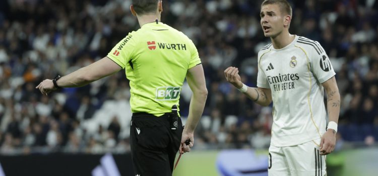 El delantero argentino del Real Madrid, Franco Mastantuono, protesta su expulsión al colegiado Muñiz Ruiz durante el encuentro correspondiente a la jornada 26 de Laliga EA Sports que han disputado frente al Getafe en el estadio Santiago Bernabéu, en Madrid. EFE / Juanjo Martín.