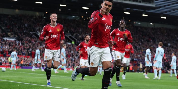 El jugador del United Casemiro celebra el 1-0 durante el partido de la Premier League que han jugado Manchester United y Brentford FC, en Manchester, Reino Unido. EFE/EPA/ADAM VAUGHAN