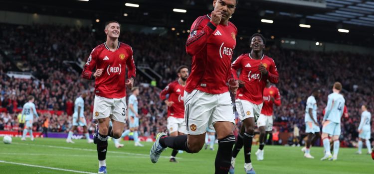 El jugador del United Casemiro celebra el 1-0 durante el partido de la Premier League que han jugado Manchester United y Brentford FC, en Manchester, Reino Unido. EFE/EPA/ADAM VAUGHAN