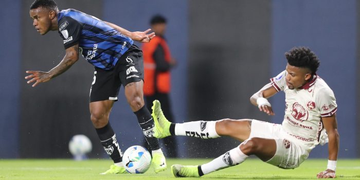 Gustavo Cortez (i) de Independiente disputa el balón con Dennis Quintero de Mushuc este martes en un partido de los octavos de final de la Copa Sudamericana. EFE/José Jácome