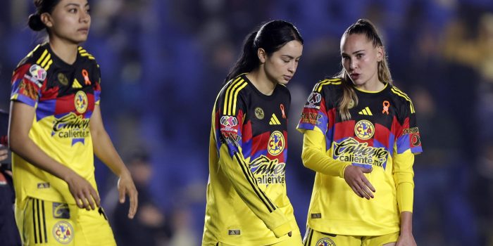 Nancy Antonio (i), Scarlett Camberos (c) y Irene Guerrero de América reaccionan durante un partido en el estadio Ciudad de los Deportes, en Ciudad de México (México). EFE/ Isaac Esquivel