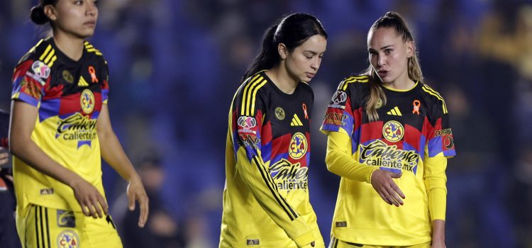 Nancy Antonio (i), Scarlett Camberos (c) y Irene Guerrero de América reaccionan durante un partido en el estadio Ciudad de los Deportes, en Ciudad de México (México). EFE/ Isaac Esquivel