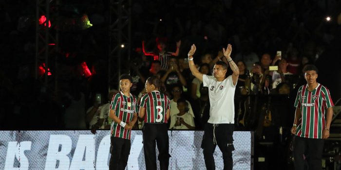 alt Thiago Silva celebra la vuelta a "casa" en su abarrotada presentación con el Fluminense