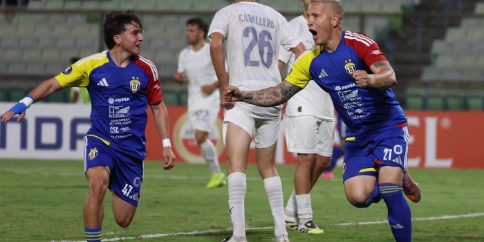 Charlis Ortiz (d), de Universidad Central, celebra un gol ante Libertad en el estadio Olímpico de la UCV en Caracas. EFE/Miguel Gutiérrez