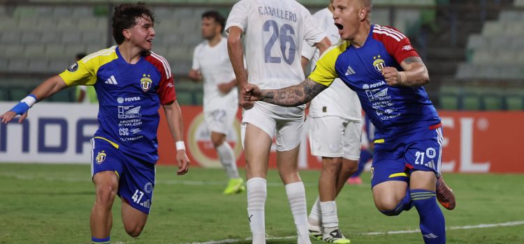 Charlis Ortiz (d), de Universidad Central, celebra un gol ante Libertad en el estadio Olímpico de la UCV en Caracas. EFE/Miguel Gutiérrez