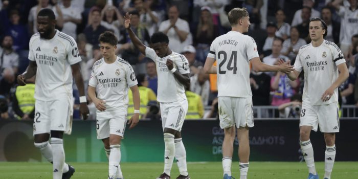 El delantero brasileño del Real Madrid, Vinicius Junior, tras conseguir el segundo gol del equipo blanco durante el partido de la jornada 33 de LaLiga que Real Madrid y Deportivo Alavés disputaron en el estadio Santiago Bernabéu, en Madrid. EFE/Juanjo Martín.