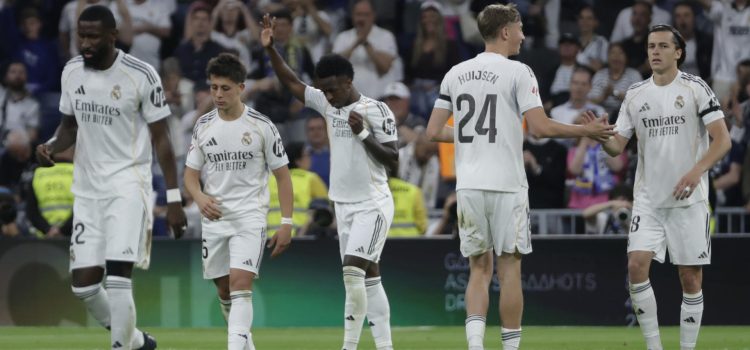 El delantero brasileño del Real Madrid, Vinicius Junior, tras conseguir el segundo gol del equipo blanco durante el partido de la jornada 33 de LaLiga que Real Madrid y Deportivo Alavés disputaron en el estadio Santiago Bernabéu, en Madrid. EFE/Juanjo Martín.