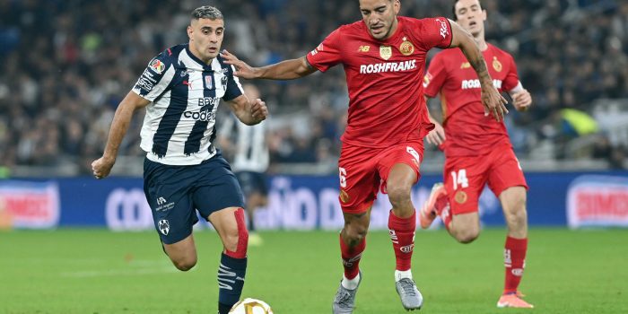 Germán Berterame (i), de Monterrey, disputa el balón con Federico Pereira (d) de Toluca, en el partido de ida de las semifinales de la Liga MX entre Monterrey y Toluca en el estadio BBVA en Guadalupe (México). EFE/Miguel Sierra