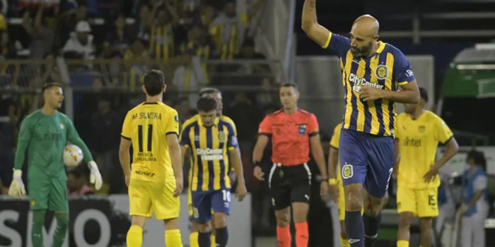 Carlos Quintana (2d), defensa de Rosario de Argentina, fue registrado este jueves, 4 de abril, al celebrar un gol que le anotó a Peñarol de Uruguay, durante un partido del grupo G de la Copa Libertadores, en el estadio Gigante de Arroyito, en Rosario (Argentina). EFE/Franco Trovatto