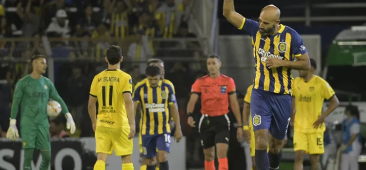 Carlos Quintana (2d), defensa de Rosario de Argentina, fue registrado este jueves, 4 de abril, al celebrar un gol que le anotó a Peñarol de Uruguay, durante un partido del grupo G de la Copa Libertadores, en el estadio Gigante de Arroyito, en Rosario (Argentina). EFE/Franco Trovatto