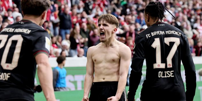 El jugador del Bayern Lennart Karl celebra el gol del triunfo durante el partido de la Bundesliga que han jugado SC Freiburg y FC Bayern Munich en Freiburg, Alemania. EFE/EPA/RONALD WITTEK