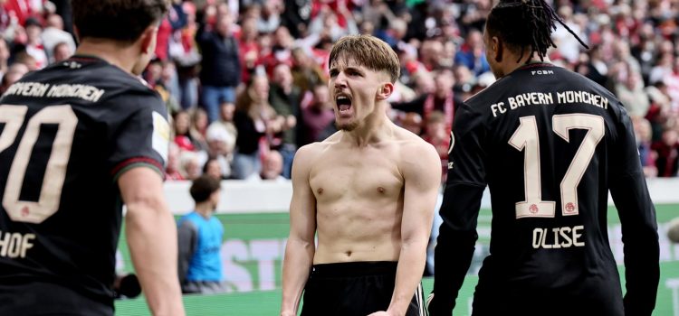 El jugador del Bayern Lennart Karl celebra el gol del triunfo durante el partido de la Bundesliga que han jugado SC Freiburg y FC Bayern Munich en Freiburg, Alemania. EFE/EPA/RONALD WITTEK
