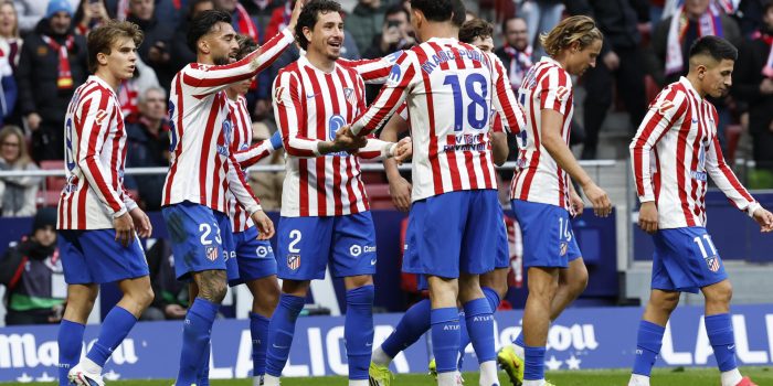 Jugadores del Atlético de Madrid celebran el 2-0, marcado en propia puerta por el Real Mallorca, durante el partido de LaLiga disputado en el estadio Riyahd Metropolitano, este domingo. EFE/Chema Moya