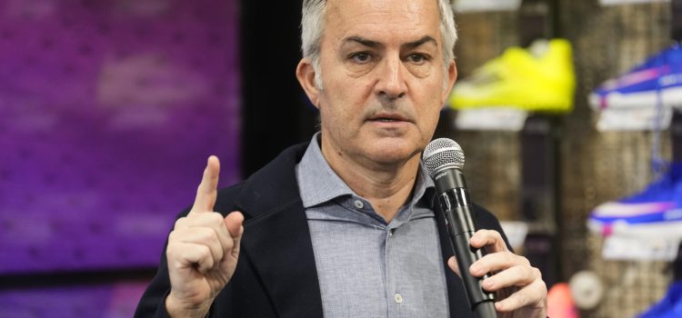 El empresario Víctor Font (i), aspirante a la presidencia del FC Barcelona, durante la presentación de su proyecto para dirigir el área de fútbol de la entidad. EFE/Alejandro García