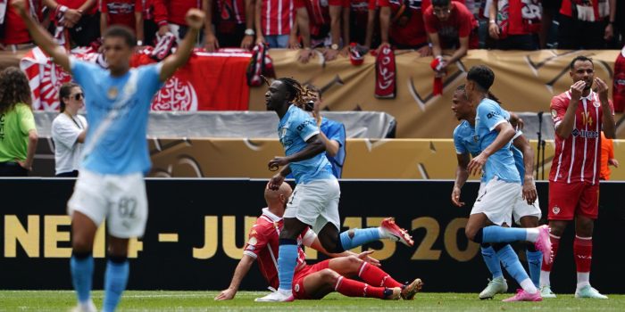 Jeremy Doku (c) anotó el segundo gol del Manchester City ante el Wydad en el partido en Filadelfia por el Mundial de Clubes. EFE/EPA/WILL OLIVER