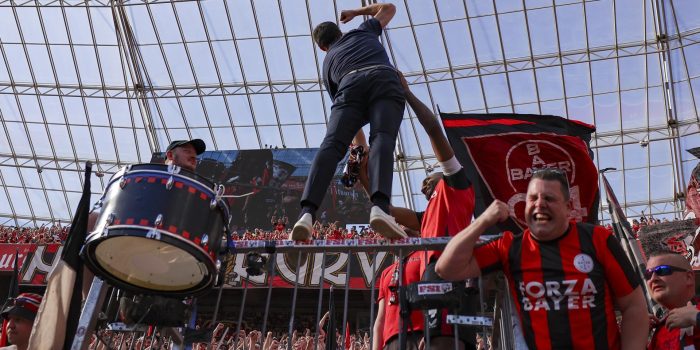 Xabi Alonso se sube a la grada en Leverkusen. EFE/EPA/CHRISTOPHER NEUNDORF.