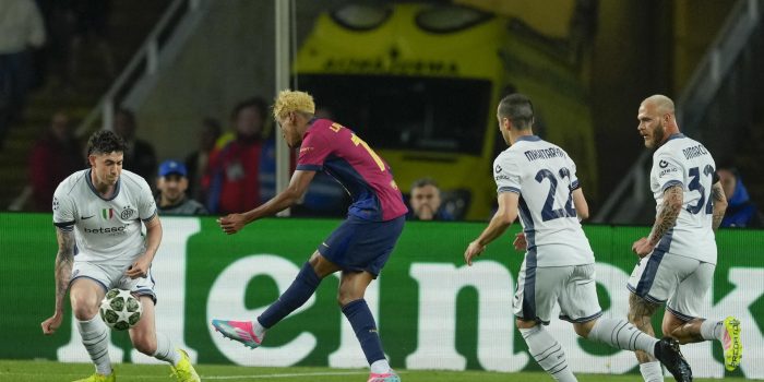 El delantero del Barcelona Lamine Yamal anota el primer gol del equipo durante el encuentro correspondiente a la ida de las semifinales de la Liga de Campeones que disputan FC Barcelona e Inter en el estadio Olímpico Lluis Company, en Barcelona. EFE/ Alejandro Garcia