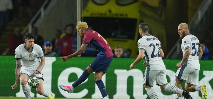 El delantero del Barcelona Lamine Yamal anota el primer gol del equipo durante el encuentro correspondiente a la ida de las semifinales de la Liga de Campeones que disputan FC Barcelona e Inter en el estadio Olímpico Lluis Company, en Barcelona. EFE/ Alejandro Garcia