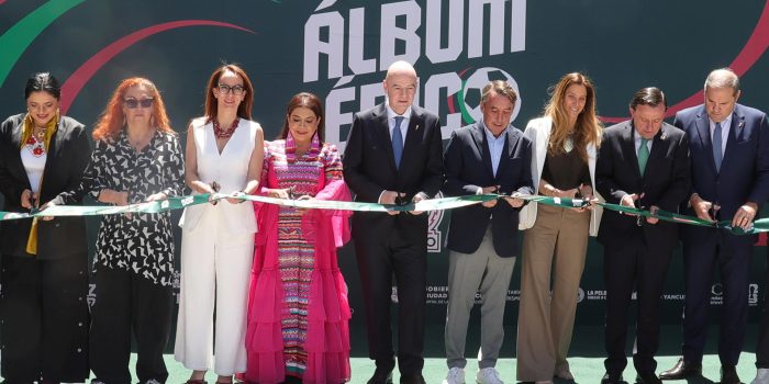 La Jefa de Gobierno de Ciudad de México, Clara Brugada (4-i); el presidente de la FIFA, Gianni Infantino (c); el presidente del Grupo Televisa, Emilio Azcárraga Jean (4d), y el presidente de la Federación Mexicana de Fútbol, Mikel Arriola (2d), cortan una cinta en la inauguración de la exposición 'Álbum épico' en Ciudad de México (México). EFE/Madla Hartz