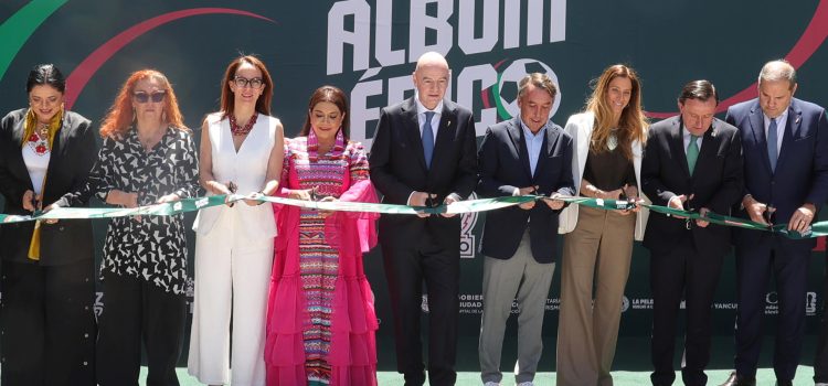La Jefa de Gobierno de Ciudad de México, Clara Brugada (4-i); el presidente de la FIFA, Gianni Infantino (c); el presidente del Grupo Televisa, Emilio Azcárraga Jean (4d), y el presidente de la Federación Mexicana de Fútbol, Mikel Arriola (2d), cortan una cinta en la inauguración de la exposición 'Álbum épico' en Ciudad de México (México). EFE/Madla Hartz