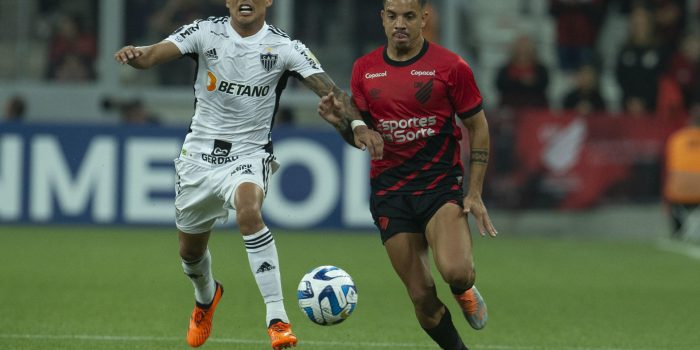 David Terans (d) de Paranaense disputa el balón con Federico (i) de Mineiro hoy, durante un partido de la Copa Libertadores entre el Club Athletico Paranaense y el Clube Atlético Mineiro, en el estadio Arena da Baixada en Curitiba, estado Paraná (Brasil). EFE/Hedeson Alves