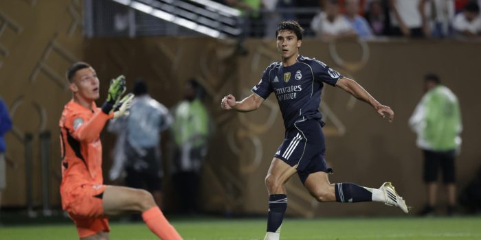 Gonzalo García, del Real Madrid, anota un gol ante Christian Zawieschitzky, portero de Salzburgo, en partido del Mundial de Clubes en el estadio Lincoln Financial Field en Filadelfia. EFE/ Andre Coelho