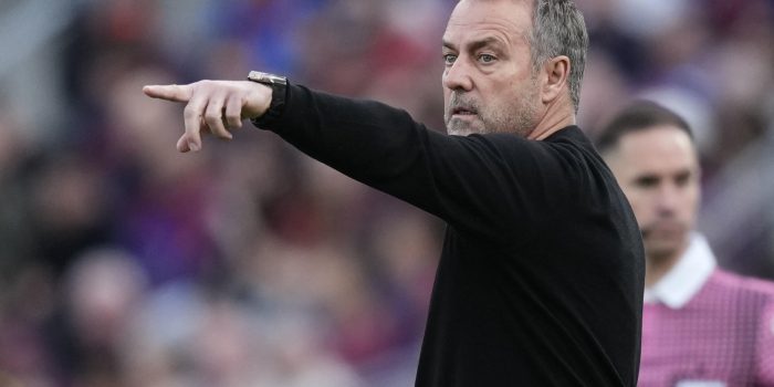 El entrenador del Barcelona Hans-Dieter Flick, durante el partido de la jornada 31 de LaLiga EA Sports que FC Barcelona y RCD Espanyol disputaron en el Camp Nou. EFE/ Enric Fontcuerta