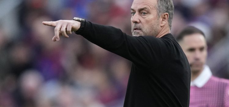 El entrenador del Barcelona Hans-Dieter Flick, durante el partido de la jornada 31 de LaLiga EA Sports que FC Barcelona y RCD Espanyol disputaron en el Camp Nou. EFE/ Enric Fontcuerta